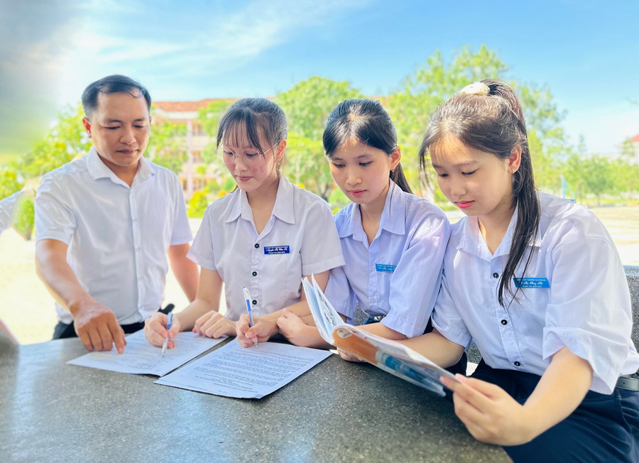 Nguyễn Thị Cẩm Tú (thứ 2 từ trái qua) cùng các bạn ôn bài tại Trường THPT chuyên Chu Văn An. Ảnh: D.Đ bg2-1.jpg