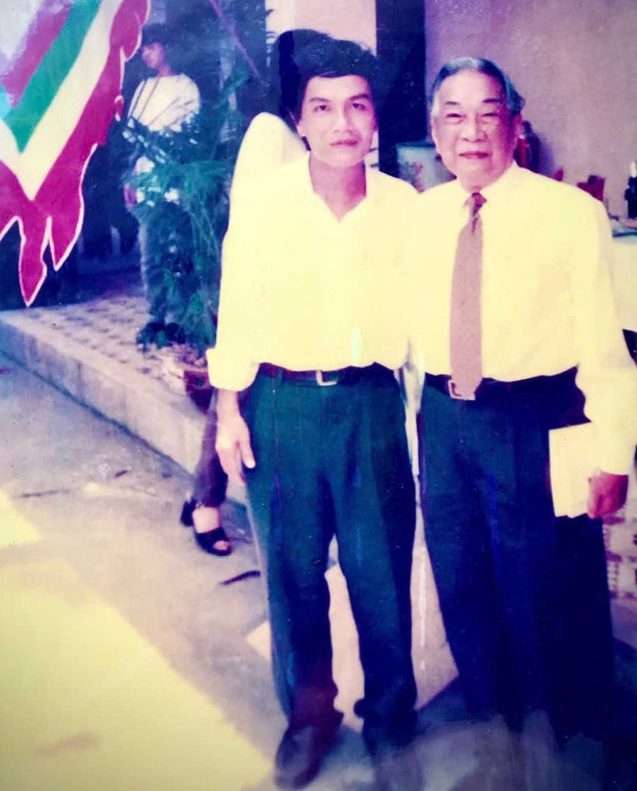 Tác giả, nhà thơ Nguyễn Thanh Mừng (bên trái) và nhà thơ Tố Hữu (ảnh chụp năm 1994). Ảnh tư liệu của N.T.M 1lay.jpg