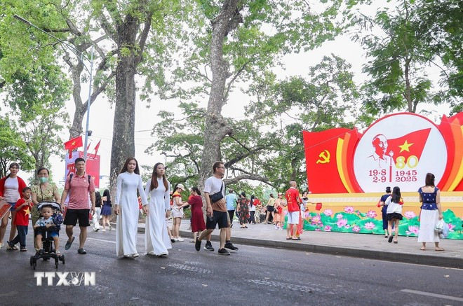 Du khách vui chơi tại khu vực phố đi bộ hồ Hoàn Kiếm. (Ảnh: Thành Phương/TTXVN) Du khách vui chơi tại khu vực phố đi bộ hồ Hoàn Kiếm. (Ảnh: Thành Phương/TTXVN)