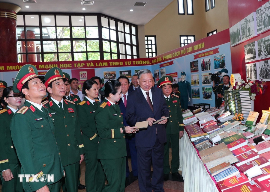 Tổng Bí thư Tô Lâm và các đại biểu tham quan Khu trưng bày ấn phẩm Quốc phòng. (Ảnh: Trọng Đức/TTXVN) 5aa.jpg