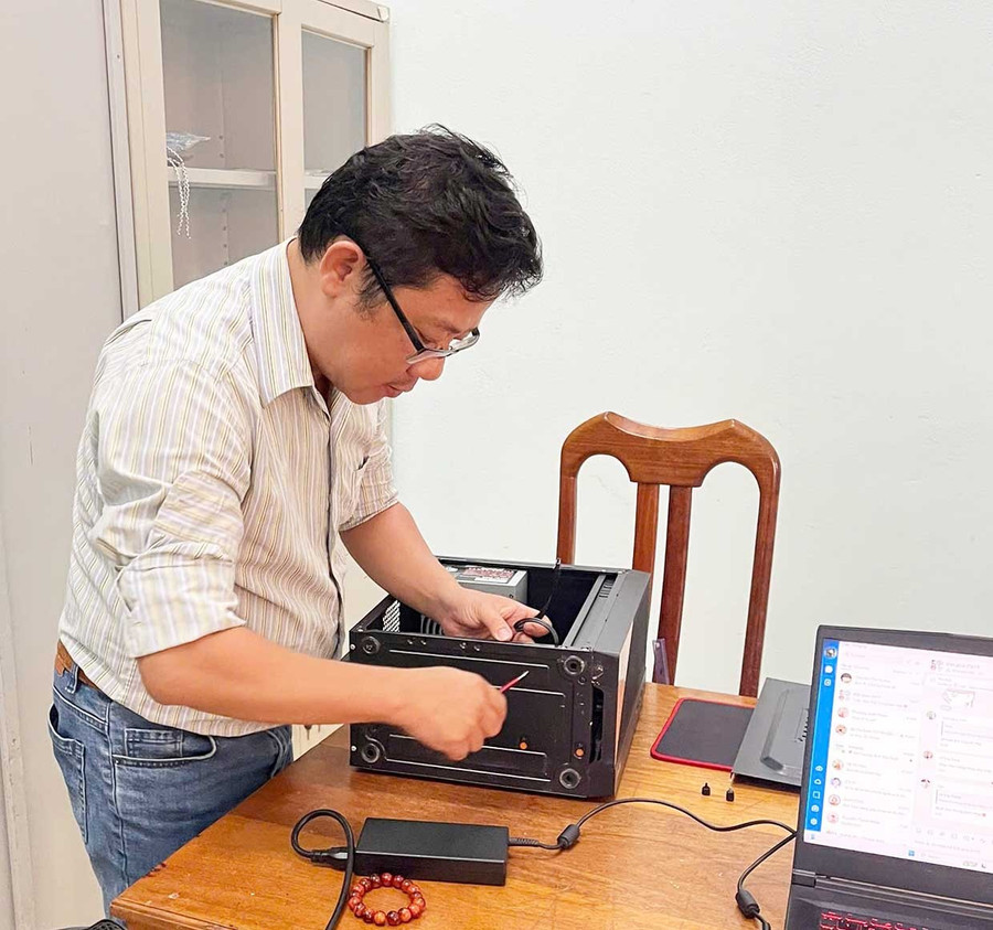 Anh Vương Hải, giảng viên Trường CĐ Kỹ thuật Công nghệ Quy Nhơn tham gia hướng dẫn cán bộ UBND xã Krong sử dụng dịch vụ công và trực tiếp sửa chữa thiết bị phục vụ vận hành chính quyền hai cấp. Ảnh: NVCC them1.jpg