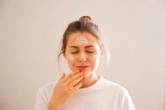 Luôn bôi kem chống nắng để bảo vệ da. (Ảnh: Getty)