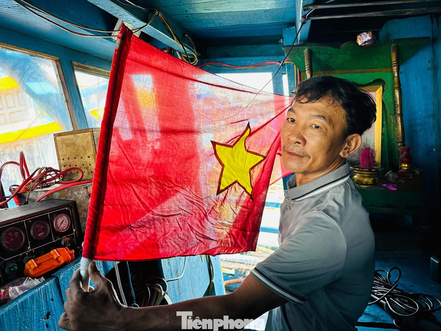 Cờ Tổ quốc một thứ không thể thiếu đối với ngư dân Quảng Ngãi. 4tauca.jpg