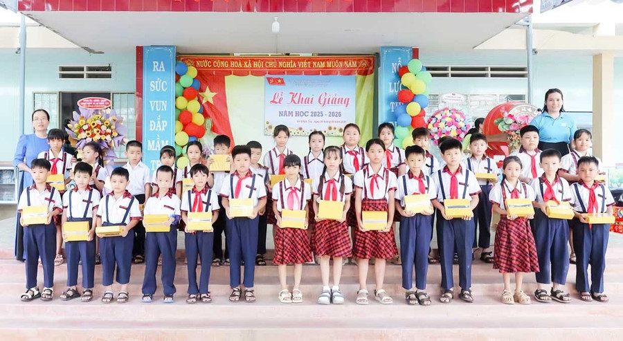 Hội LHPN xã An Nhơn Tây trao quà cho học sinh có hoàn cảnh khó khăn vào ngày khai giảng. Ảnh: ĐVCC bg1.jpg