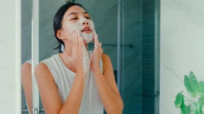 Làm sạch kép là bước quan trọng nhất để làm sạch da sau khi trang điểm. (Ảnh: iStock) Làm sạch kép là bước quan trọng nhất để làm sạch da sau khi trang điểm. (Ảnh: iStock)