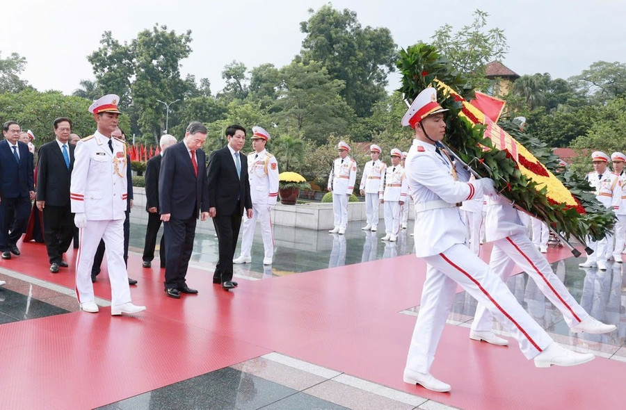 Các đồng chí lãnh đạo, nguyên lãnh đạo Đảng, Nhà nước dâng hương tưởng niệm các Anh hùng Liệt sĩ trên đường Bắc Sơn, Hà Nội, sáng 1-9. Ảnh: VIẾT CHUNG Các đồng chí lãnh đạo, nguyên lãnh đạo Đảng, Nhà nước dâng hương tưởng niệm các Anh hùng Liệt sĩ trên đường Bắc Sơn, Hà Nội, sáng 1-9. Ảnh: VIẾT CHUNG