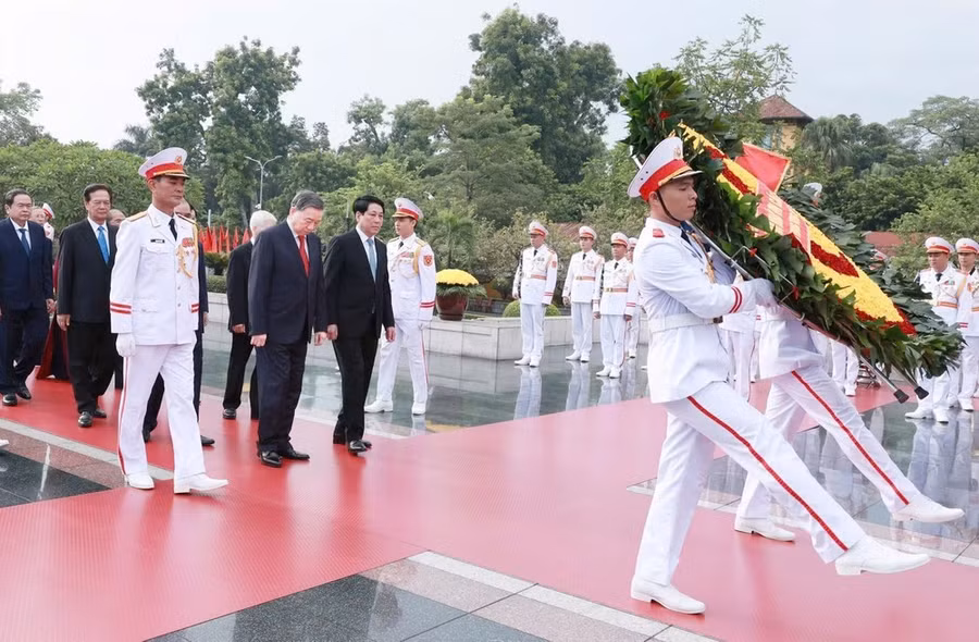 Các đồng chí lãnh đạo, nguyên lãnh đạo Đảng, Nhà nước dâng hương tưởng niệm các Anh hùng Liệt sĩ trên đường Bắc Sơn, Hà Nội, sáng 1-9. Ảnh: VIẾT CHUNG