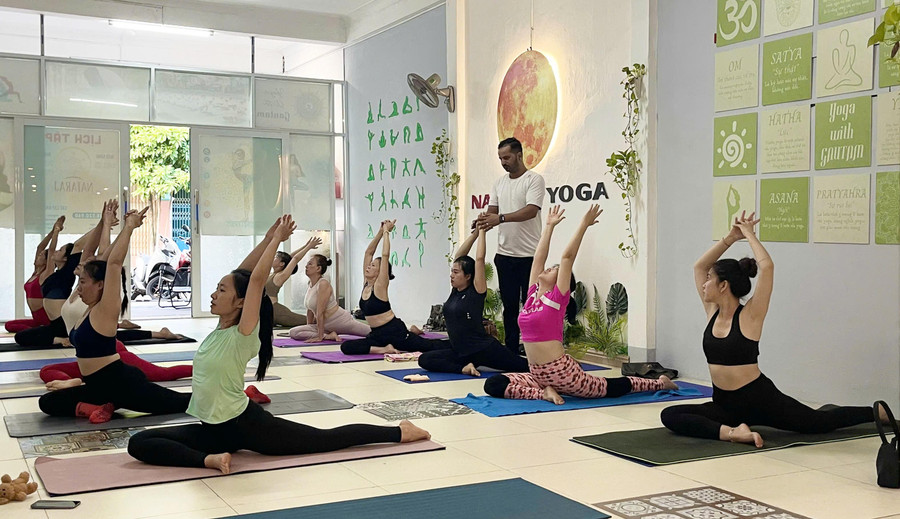 Đông đảo phụ nữ chọn tập yoga vào mỗi sáng sớm tại trung tâm Nataraj yoga Quy Nhơn. Ảnh: Hồ Điểm 2a.jpg