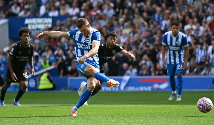 Cầu thủ 39 tuổi James Milner sút tung lưới đội bóng cũ Cầu thủ 39 tuổi James Milner sút tung lưới đội bóng cũ