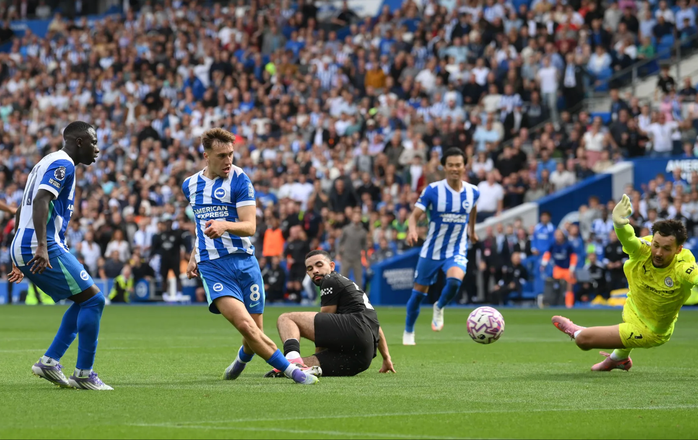 Brajan Gruda bắn hạ thủ thành James Trafford Brajan Gruda bắn hạ thủ thành James Trafford