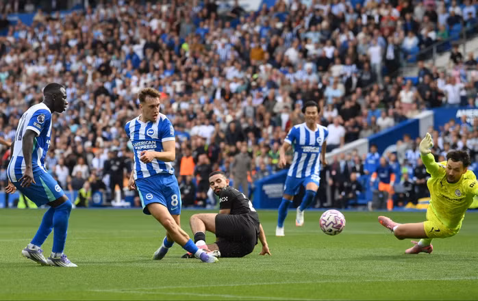 Brajan Gruda bắn hạ thủ thành James Trafford