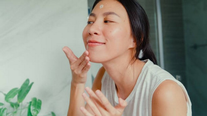 Dưỡng ẩm cho da. (Ảnh: iStock) Dưỡng ẩm cho da. (Ảnh: iStock)