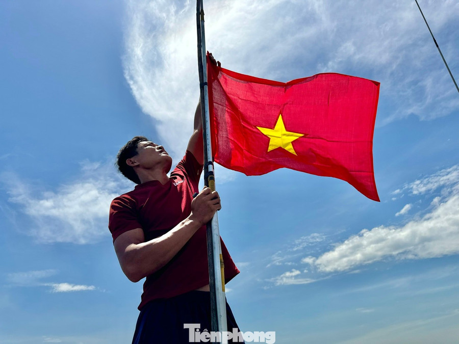 Ngư dân Quảng Ngãi treo cờ Tổ quốc trước khi nhổ neo, vươn khơi bám biển trong ngày Tết độc lập. 3tau-ca.jpg