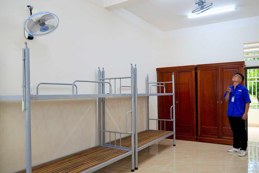 Sinh viên tham quan phòng ký túc xá chất lượng cao với tối đa 4 người/phòng. Ảnh: Nguyễn Muội them-7-1-2.jpg