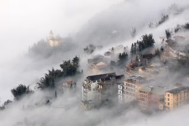 Sa Pa bồng bềnh trong sương sớm