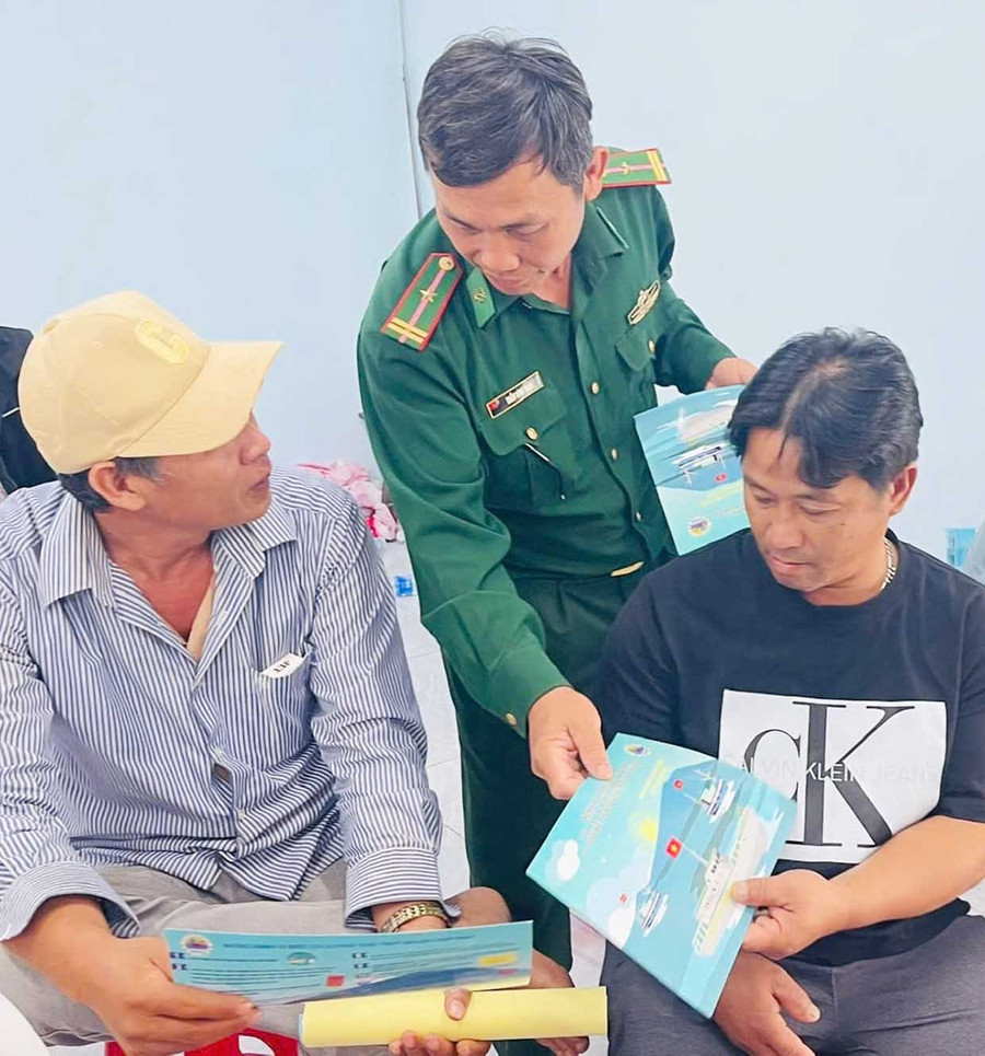 Lực lượng chức năng của xã Phù Mỹ Đông đến từng nhà chủ tàu để vận động. Ảnh: N.N them1.jpg
