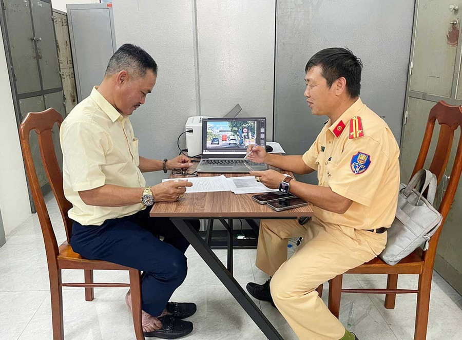 Tài xế Trần Phước Đ. của nhà xe Tân Quang Dũng bị xử phạt về hành vi chạy xe vào đường cấm sau phản ánh của người dân. Ảnh: ĐVCC bg9-2.jpg