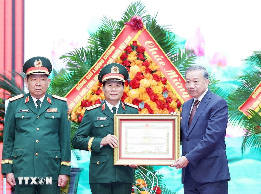 Tổng Bí thư Tô Lâm trao tặng Danh hiệu Anh hùng Lực lượng Vũ trang Nhân dân cho Bộ Tổng Tham mưu Quân đội Nhân dân Việt Nam. (Ảnh: Thống Nhất/TTXVN) 2aa.jpg