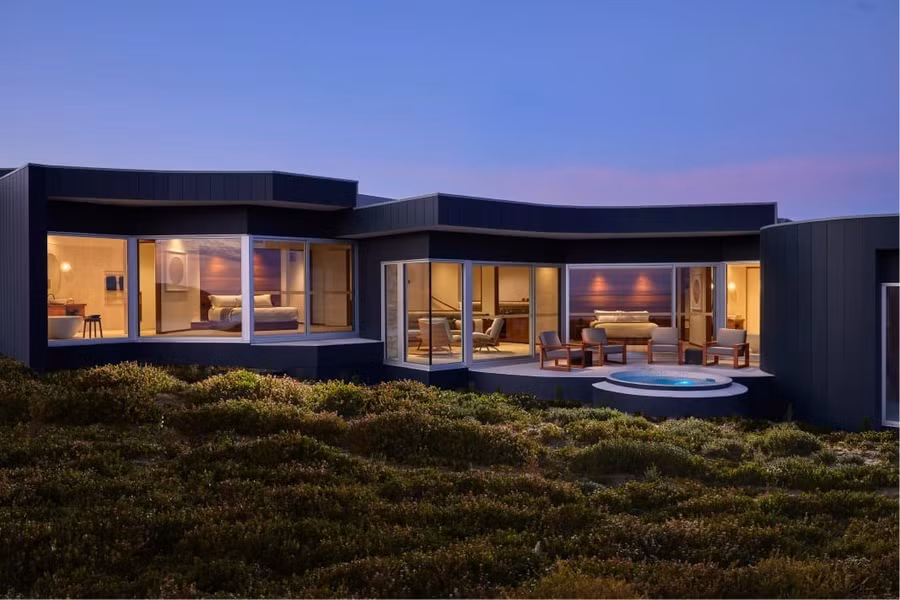 Khu nghỉ dưỡng xa xôi này, tọa lạc tại vị trí tuyệt đẹp trên đỉnh vách đá nhìn ra Nam Đại Dương - điểm đến tiếp theo là Nam Cực - vẫn đặt ra tiêu chuẩn cao nhất cho sự sang trọng của Úc. Nơi đây đã được xây dựng lại hoàn toàn sau thảm họa cháy rừng tàn khốc năm 2020, nhưng trông gần như không thay đổi, chỉ được bố trí lại một chút để tối đa hóa tầm nhìn và sự riêng tư. ẢNH: Southern Ocean Lodge