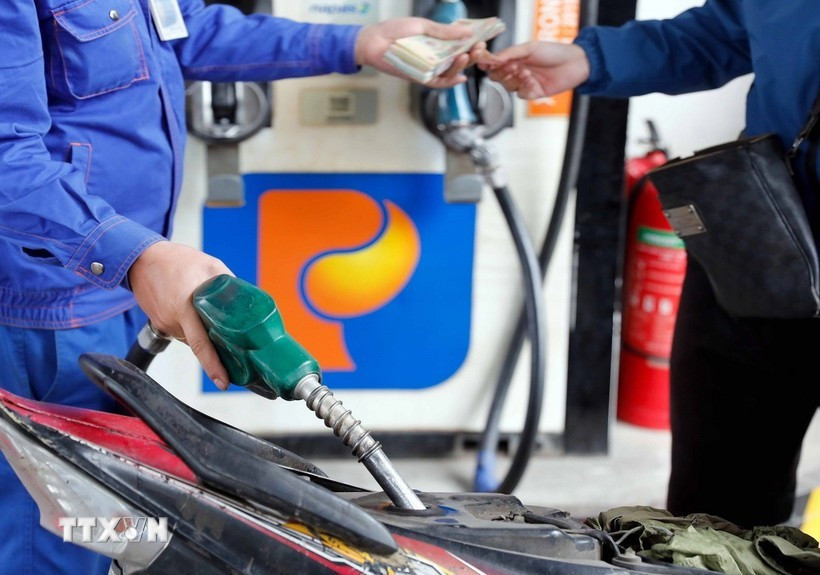 Mua bán xăng, dầu tại điểm kinh doanh xăng dầu Petrolimex. (Ảnh: Trần Việt/TTXVN) gia-xang-dau.jpg