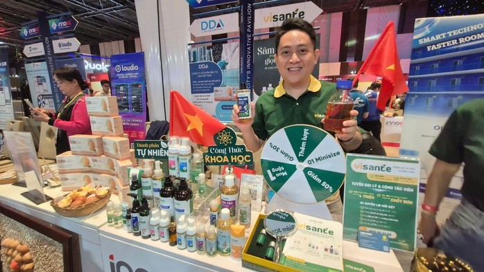 Anh Nguyễn Huỳnh Hoài Bảo, đồng sáng lập Công ty CP Viginseng, giới thiệu sản phẩm tại một sự kiện khởi nghiệp tổ chức tại TP HCM vào tháng 8-2025 Anh Nguyễn Huỳnh Hoài Bảo, đồng sáng lập Công ty CP Viginseng, giới thiệu sản phẩm tại một sự kiện khởi nghiệp tổ chức tại TP HCM vào tháng 8-2025