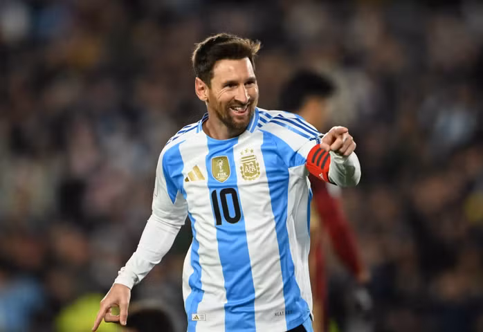 Messi lập cú đúp trong đại tiệc của Argentina
