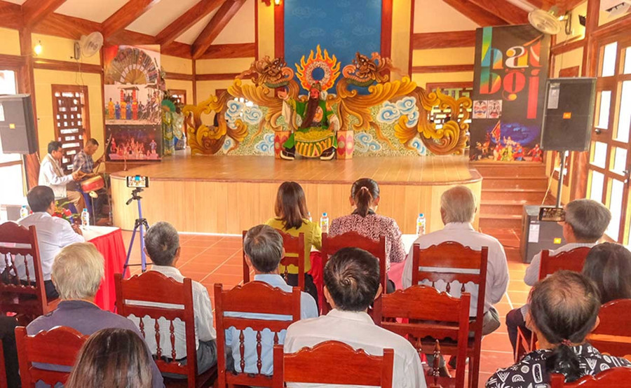 Audience watching hát bội at Học bộ đình. Photo: Ngọc Nhuận tem6-2.jpg