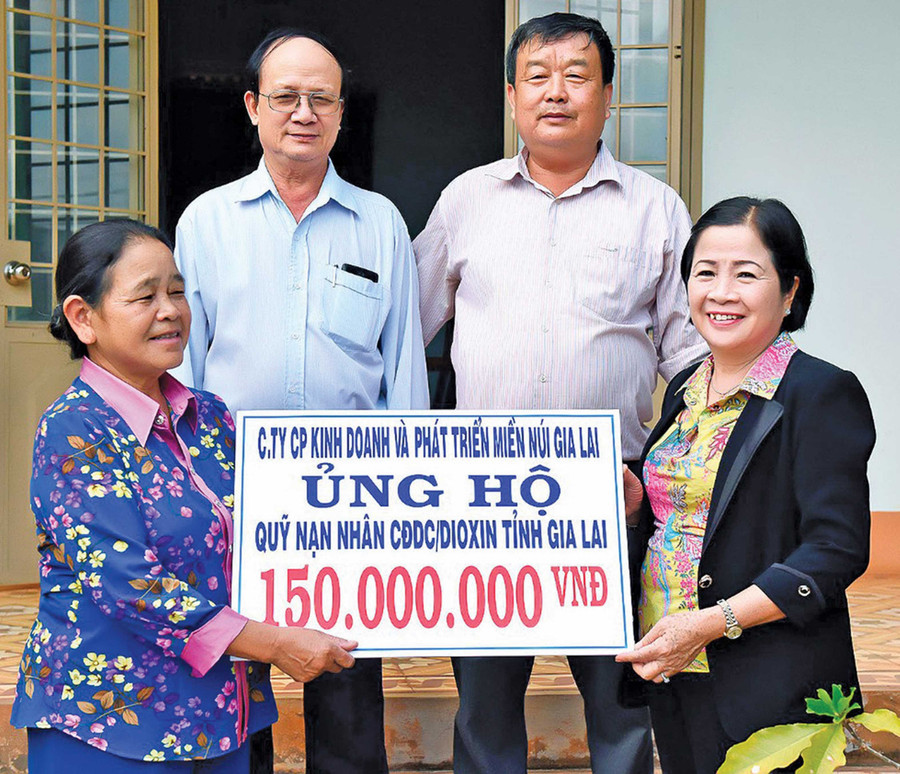 Bà Sen (bìa phải) tích cực tham gia hoạt động an sinh xã hội. Ảnh: Đức Thụy