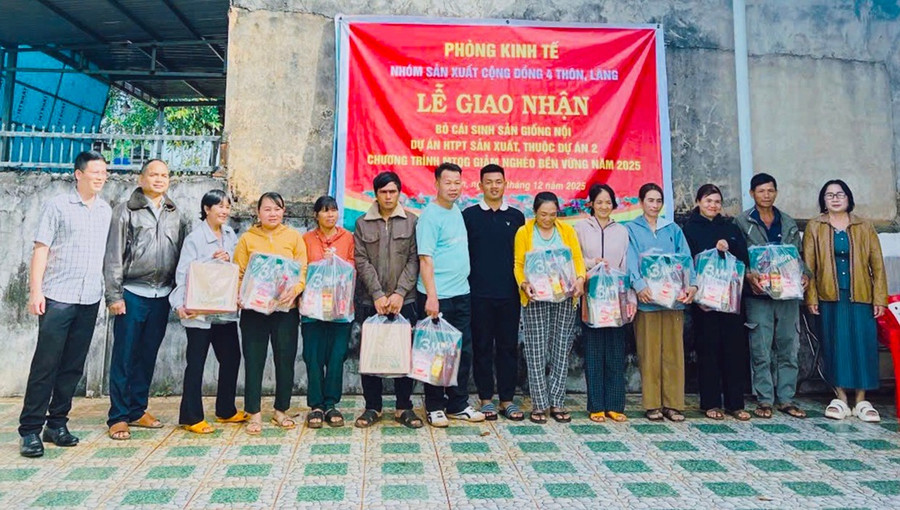 Xã Ia Nan tặng quà cho các hộ khó khăn trên địa bàn. Ảnh: Đ.Y