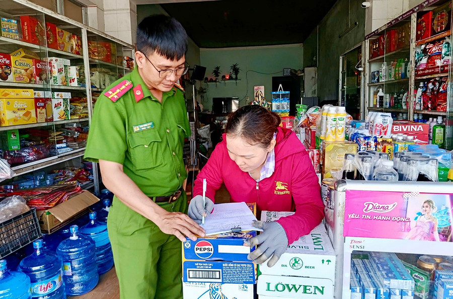 Lực lượng Công an xã Tuy Phước Bắc đến từng hộ dân để tuyên truyền và yêu cầu ký cam kết về quản lý, sử dụng pháo. Ảnh: K.A