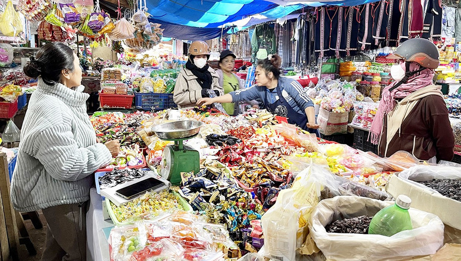 Quầy bánh mứt của bà Nguyễn Thị Cúc (hộ kinh doanh tại Trung tâm Thương mại Pleiku). Ảnh: Vũ Thảo