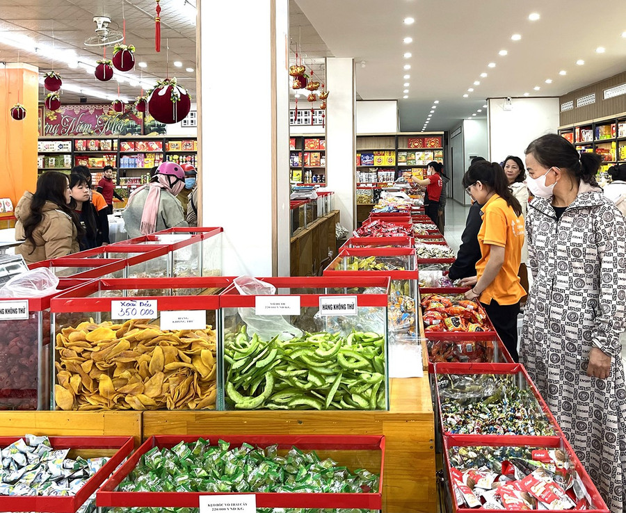 Khách hàng mua sắm bánh mứt tại Siêu thị Tam Ba (phường Diên Hồng). Ảnh: Vũ Thảo