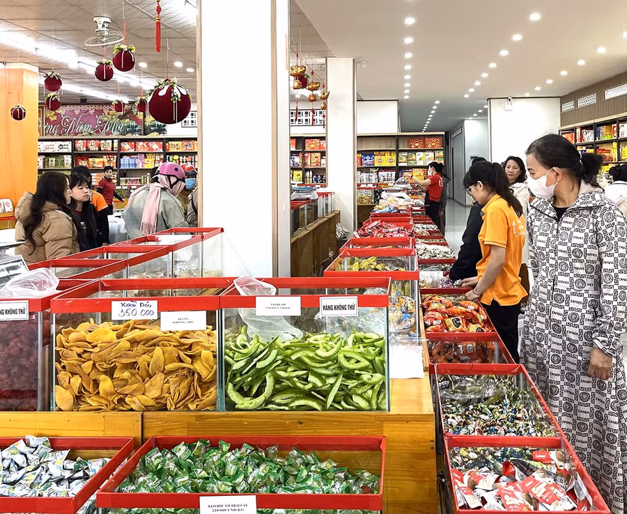 Khách hàng mua sắm bánh mứt tại Siêu thị Tam Ba (phường Diên Hồng). Ảnh: Vũ Thảo