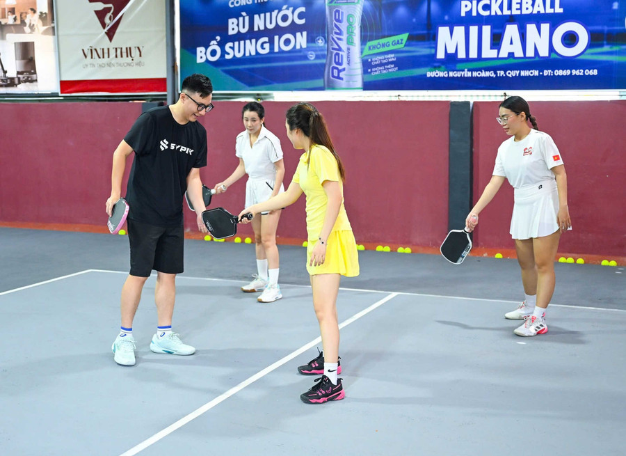HLV Trần Nguyễn Minh Khôi hiện hướng dẫn cho nhiều học viên chơi pickleball tại các sân. Ảnh: Nguyễn Dũng