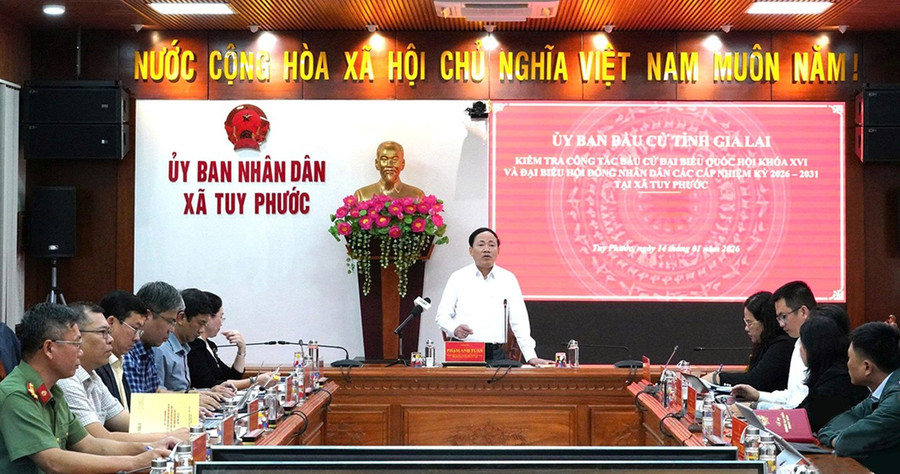 Đồng chí Phạm Anh Tuấn - Ủy viên Trung ương Đảng, Phó Bí thư Tỉnh ủy, Chủ tịch UBND tỉnh, Phó Chủ tịch Ủy ban bầu cử tỉnh, kiểm tra công tác chuẩn bị bầu cử ở xã Tuy Phước. Ảnh: N.H