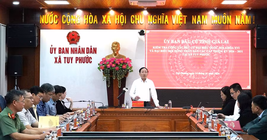 Đồng chí Phạm Anh Tuấn - Ủy viên Trung ương Đảng, Phó Bí thư Tỉnh ủy, Chủ tịch UBND tỉnh, Phó Chủ tịch Ủy ban bầu cử tỉnh, kiểm tra công tác chuẩn bị bầu cử ở xã Tuy Phước. Ảnh: N.H