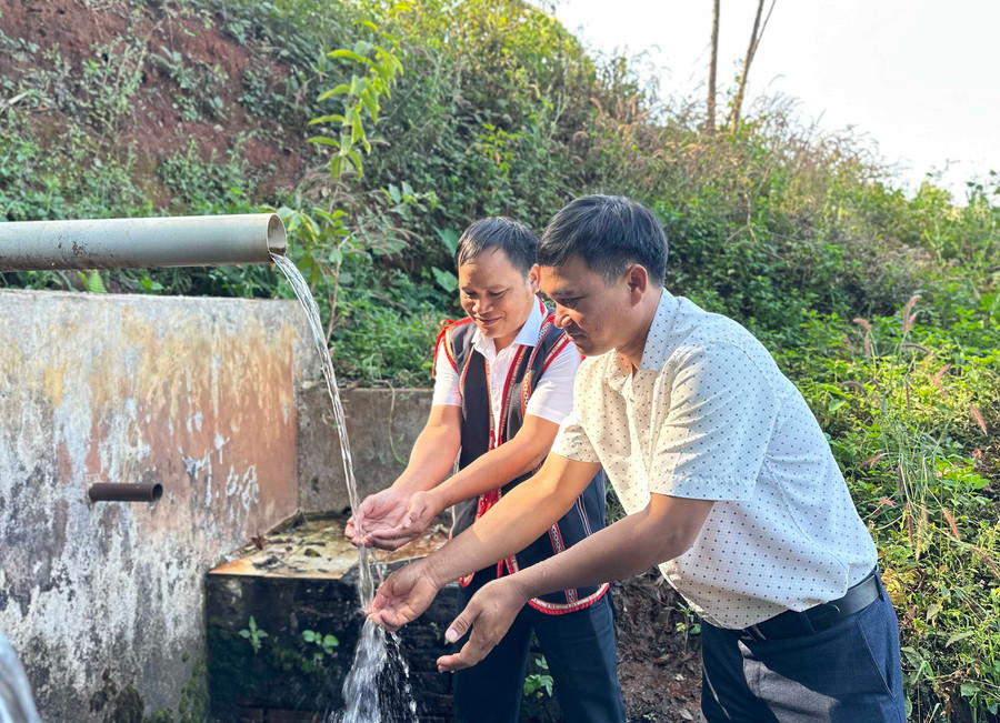 Ở các “giọt nước”, những dòng nước mát trong vắt từ mạch ngầm, khe núi chảy đã nuôi dưỡng bao thế hệ người Jrai. Ảnh: C.H