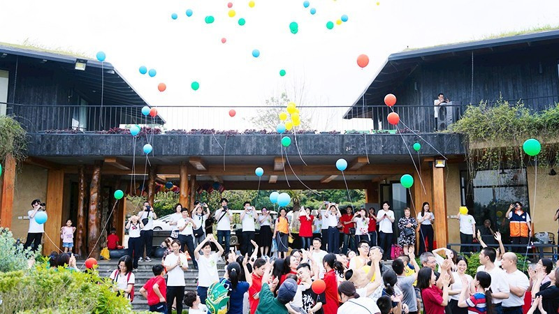 Nhiều trẻ mắc chứng tự kỷ vui chơi với người thân tại khu vực Amehouse mà vợ chồng Vân Anh đã lập ra.