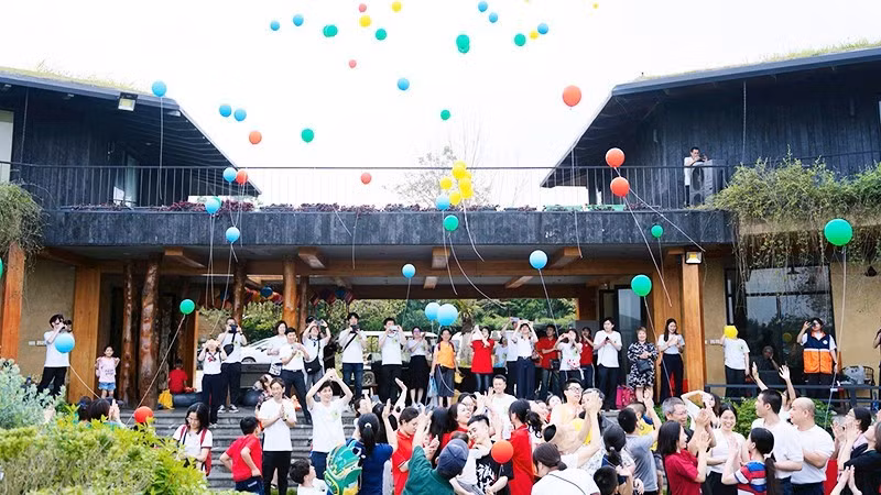 Nhiều trẻ mắc chứng tự kỷ vui chơi với người thân tại khu vực Amehouse mà vợ chồng Vân Anh đã lập ra.