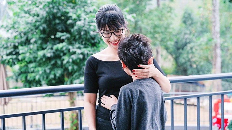 Niềm vui ánh lên, khi cháu N.A biết ôm hôn mẹ, lau nước mắt cho mẹ, thay vì câm lặng như một cái bóng.