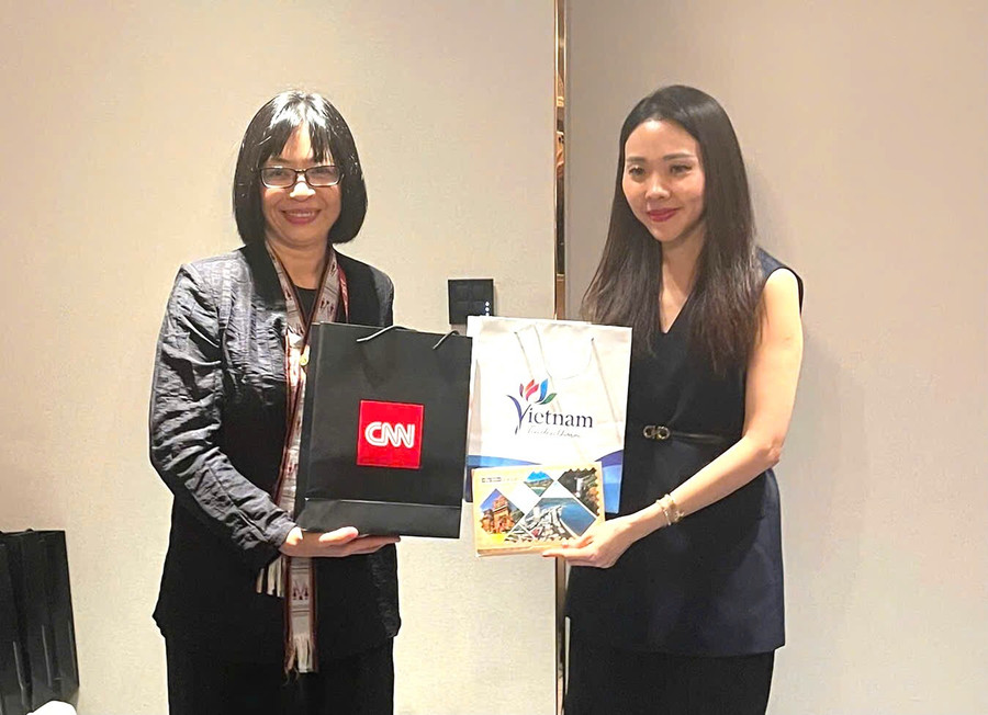 Phó Chủ tịch UBND tỉnh Nguyễn Thị Thanh Lịch (bên trái) và đại diện CNN tặng quà lưu niệm. Ảnh: Đoàn Bình