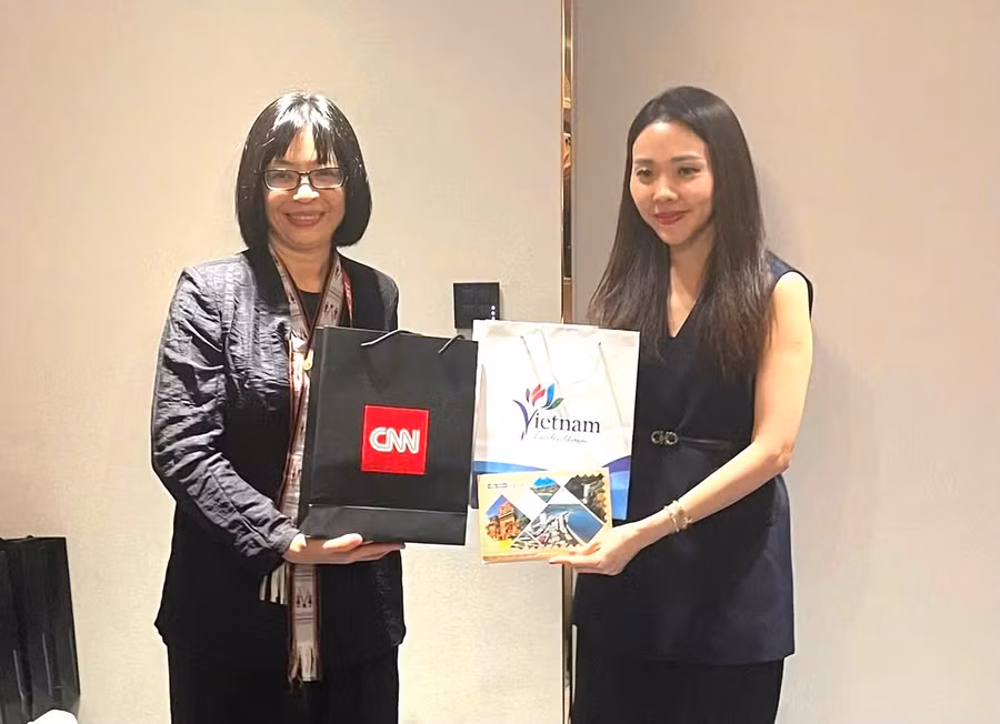 Phó Chủ tịch UBND tỉnh Nguyễn Thị Thanh Lịch (bên trái) và đại diện CNN tặng quà lưu niệm. Ảnh: Đoàn Bình