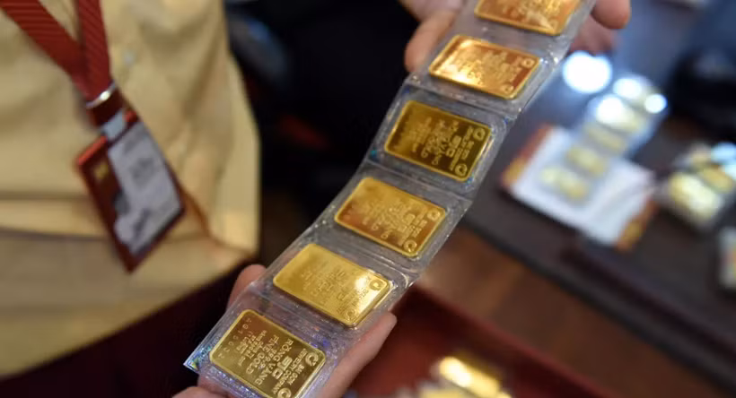 Vàng lao dốc gần 20 triệu đồng/lượng sau cơn sốt kỷ lục. (Ảnh: Vietnam+)
