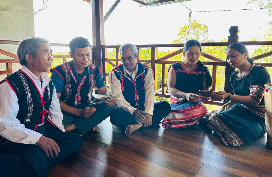 Thành viên Tổ công nghệ số cộng đồng làng Kép 2 (xã Ia Ly) hướng dẫn người cao tuổi cài đặt, sử dụng các ứng dụng trên điện thoại. Ảnh: D.Đ