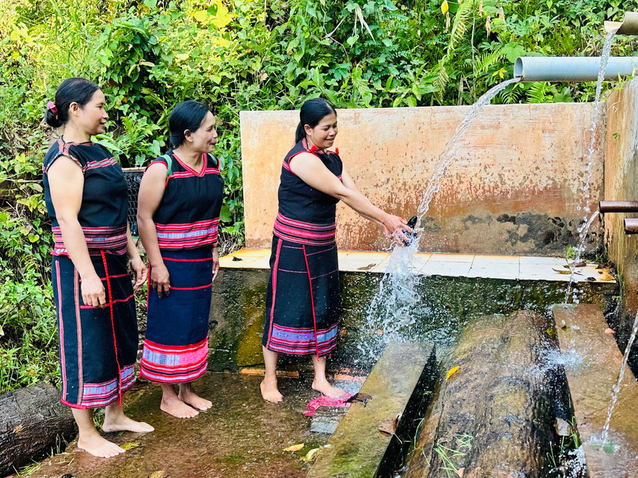 Các bà, các chị ở làng Kép 2 (xã Ia Ly) dùng những quả bầu khô rỗng ruột, hứng nước ở giọt, mang về nhà hoặc đi rẫy sử dụng. Ảnh: C.H