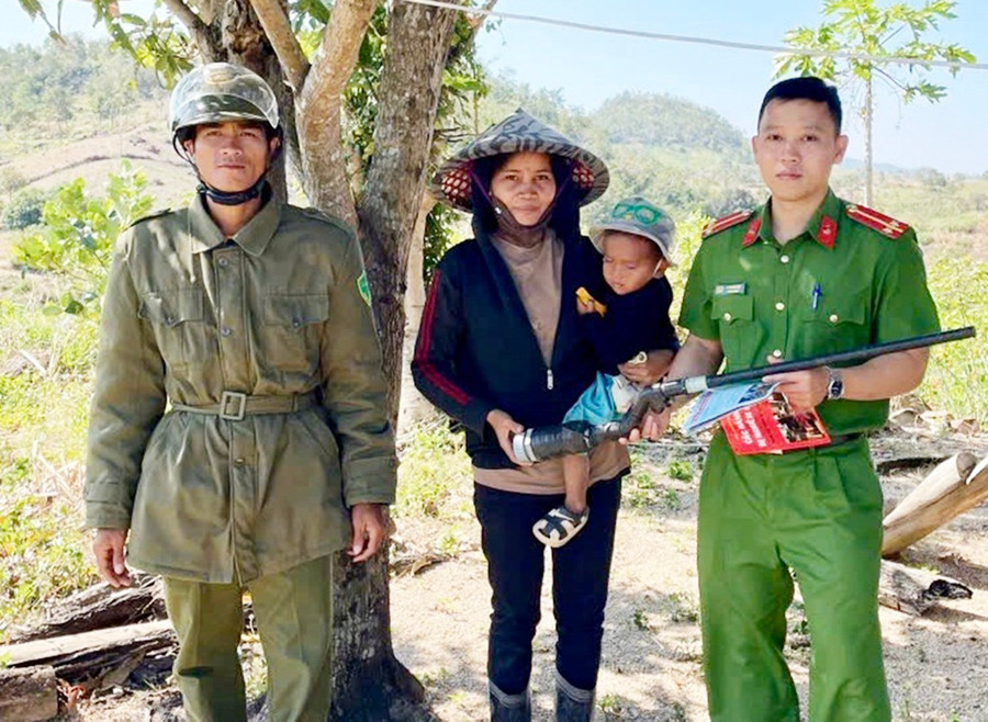 Sau khi được tuyên truyền, vận động, bà Ksor H’Pep (thôn Nam Hà, xã Chư A Thai) đã giao nộp khẩu súng cồn hơi cho Công an xã. Ảnh: ĐVCC