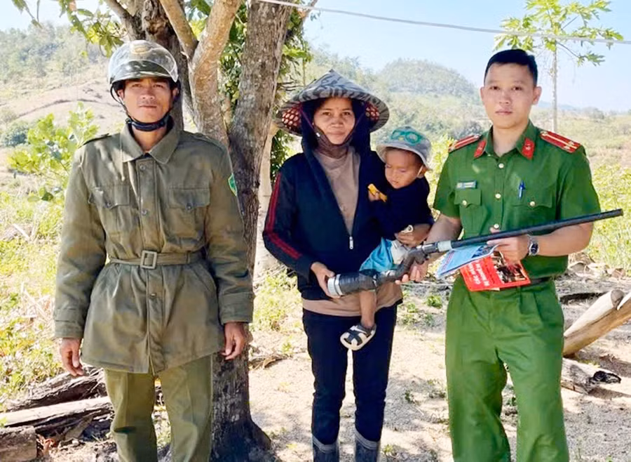 Sau khi được tuyên truyền, vận động, bà Ksor H’Pep (thôn Nam Hà, xã Chư A Thai) đã giao nộp khẩu súng cồn hơi cho Công an xã. Ảnh: ĐVCC