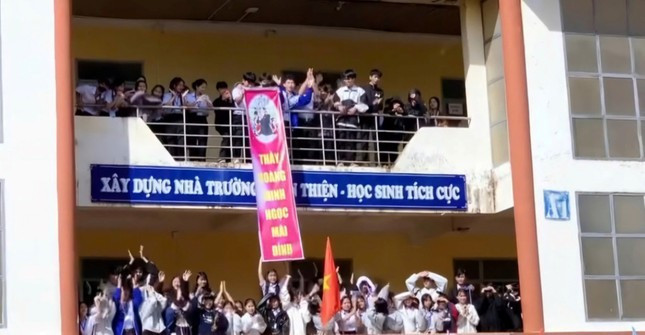 Các em học sinh cùng thầy cô bí mật tổ chức lễ chia tay thầy hiệu trưởng thật đặc biệt Các em học sinh cùng thầy cô bí mật tổ chức lễ chia tay thầy hiệu trưởng thật đặc biệt