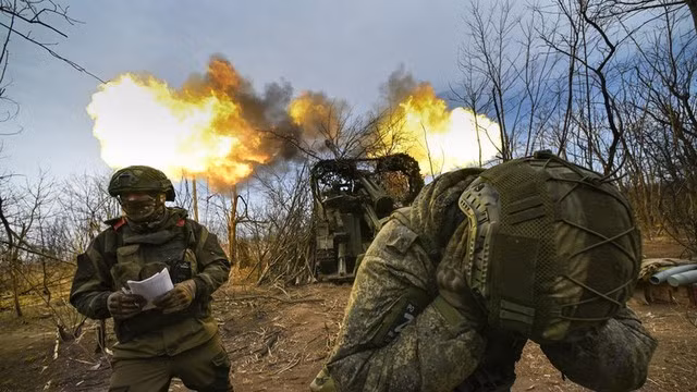 Quân nhân Nga bắn pháo tự hành Giatsint-S về phía các vị trí của Ukraine. Ảnh: Sputnik