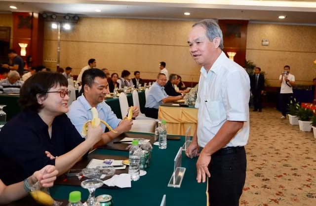 Bầu Đức (đứng) trò chuyện cùng đối tác Seedcom